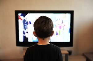 Sokat tévézik a gyerek? Valószínűleg túlsúlyos felnőtt lesz